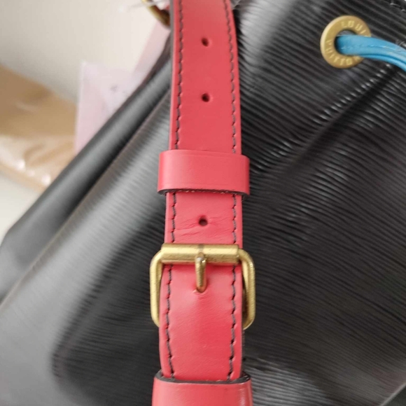 Louis VuittonLouis Vuitton Bi-color Epi Leather Noe Shoulder Bag - Picture 8 of 12